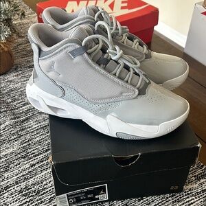 Jordan Max Aura 4 (GS) cool grey/wolf grey & white size 5.5Y